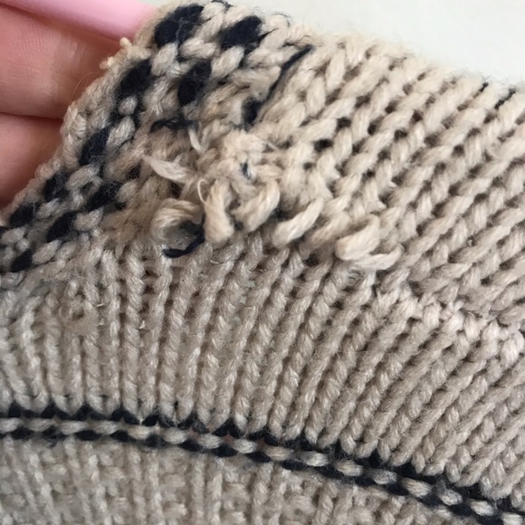 Forever 21 Cozy Coverup - Picture 2 of 4